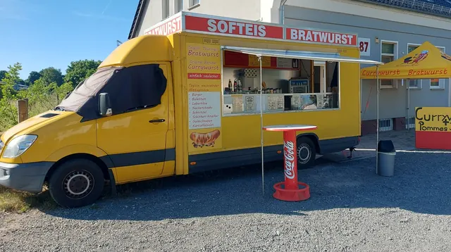 Der gelbe SNACKY-Foodtruck an der B87 in Herzberg (Elster)